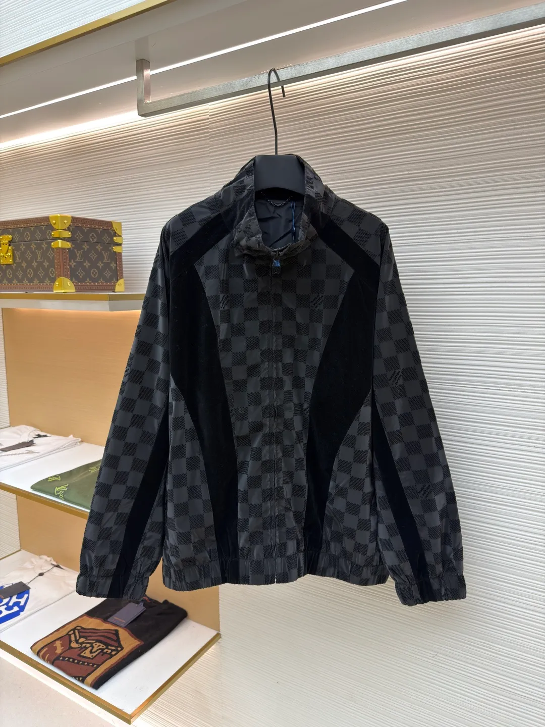LOUIS VUITTON Checkerboard flocked jacket ●Original version: Purchased and developed by 23613 ●Item number: 1681046-B95 ●Fabric: flocked matte fabric ●Technology: jacquard production ●Version: fitted version ●Weight: about 475 grams ●Size: 46-48-50-52 ●Description: Made of flocked matte Damier pattern integrated into Marque L.Vuitton Déposée Logo, velvet ribbons with rich texture levels, the overall routing is straight and delicate, the fabrics are comfortable and soft, and the colors are consistent with no color difference. It can be matched with the same style to create a fashionable look and control various occasions. Customized accessories, complete with three labels, same style for men and women!